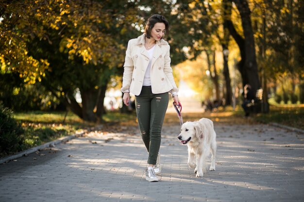 Fille avec un chien