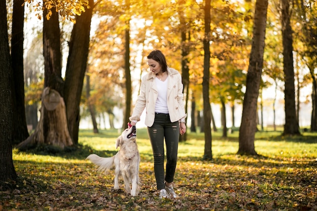 Fille avec un chien