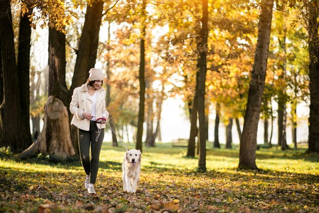 Fille avec un chien