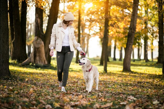 Fille avec un chien