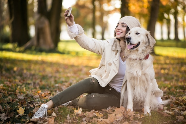 Fille avec un chien