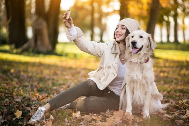 Fille avec un chien