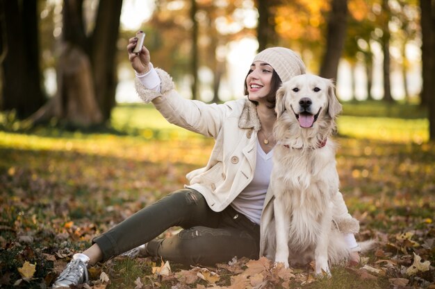 Fille avec un chien