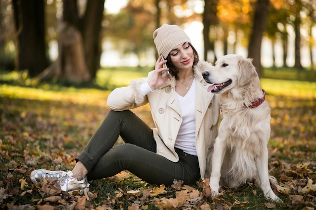 Fille avec un chien