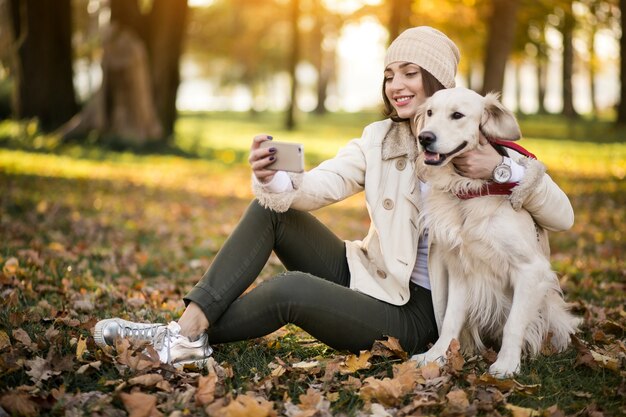 Fille avec un chien