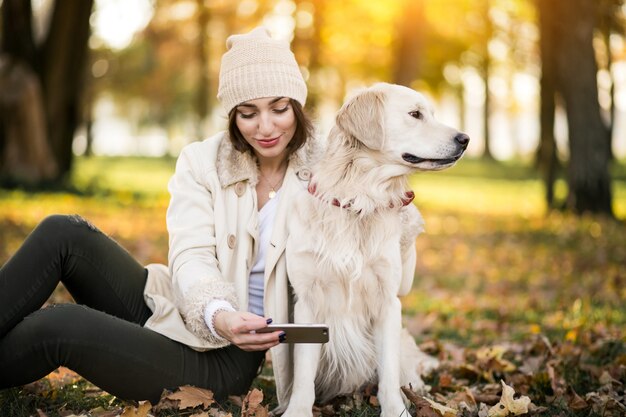 Fille avec un chien