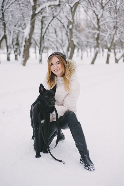 fille avec un chien