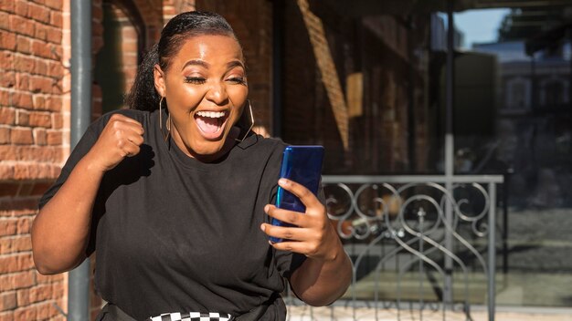 Fille choquée en regardant son téléphone avec copie espace