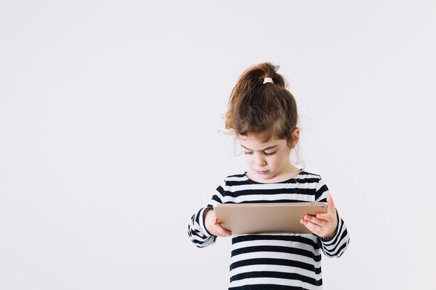 Fille ciblée avec tablette