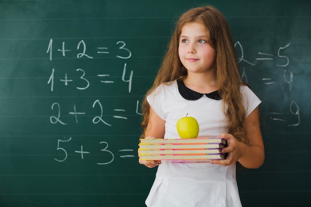 Photo gratuite fille en classe de maths en détournant les yeux