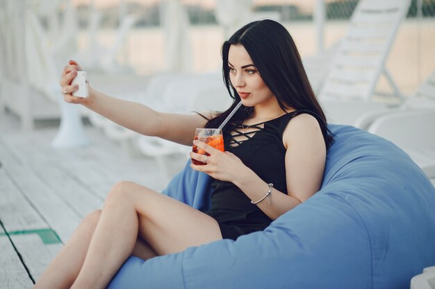 fille avec cocktail