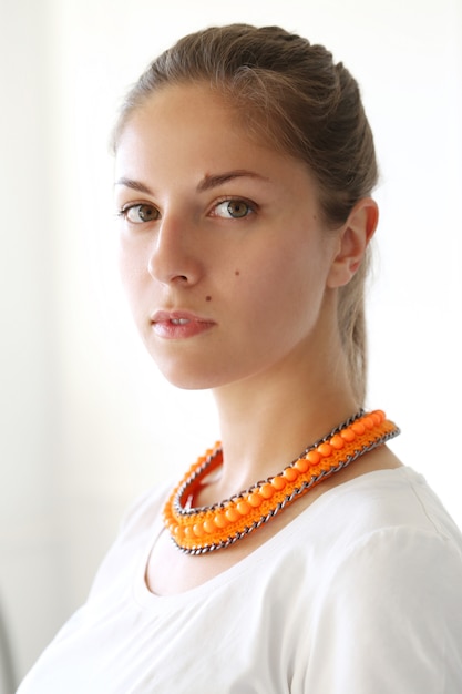 Fille avec un collier orange