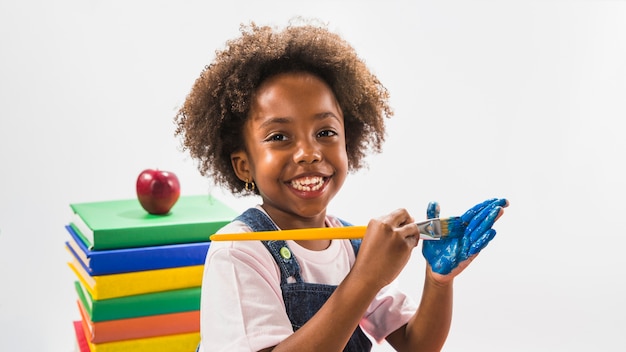 Fille colorier la main avec du bleu en studio