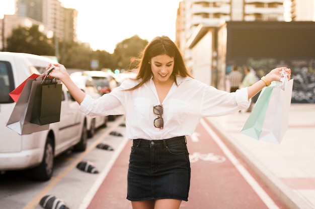 Photo gratuite fille commerçante ayant une promenade