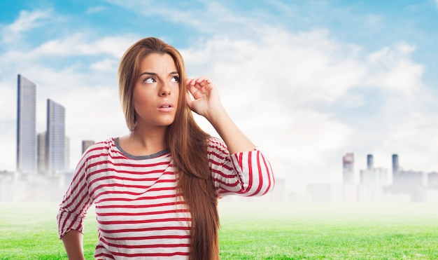 fille concentrée dans un T-shirt à rayures