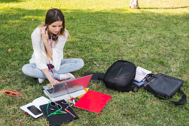 Fille concentrée sur les études