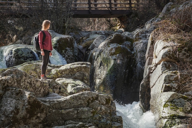 Fille concentrée regardant vers la rivière