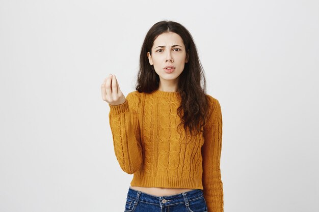 Fille confuse essayant de comprendre quelque chose, l'air désemparé