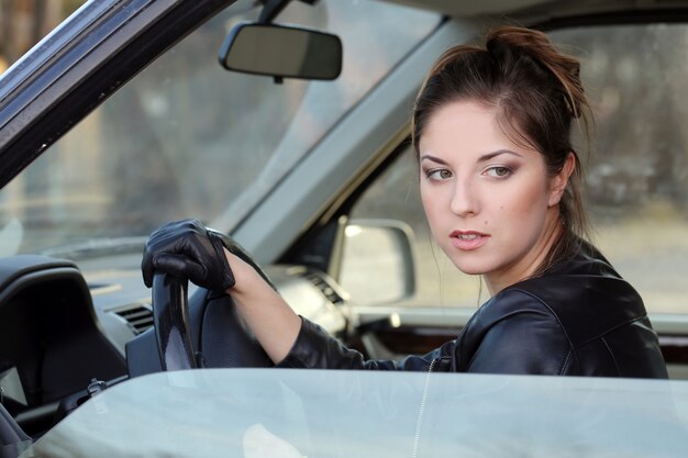 Fille cool dans la voiture