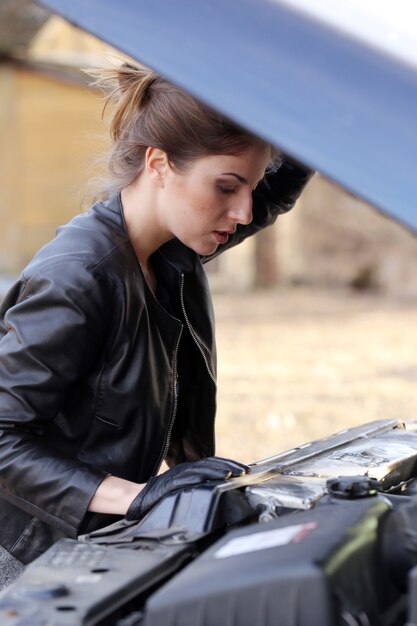 Fille cool près de la voiture