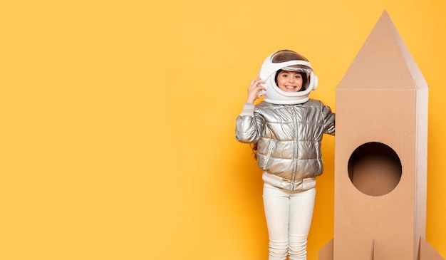 Photo gratuite fille de copie-espace avec costume de l'espace