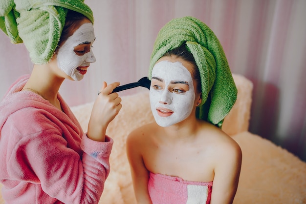 Fille avec cosmétique