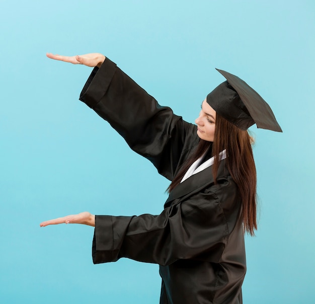 Photo gratuite fille en costume académique mesurant