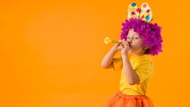 Fille avec costume de clown et espace copie