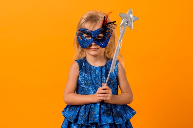 Photo gratuite fille en costume de fée avec masque et baguette