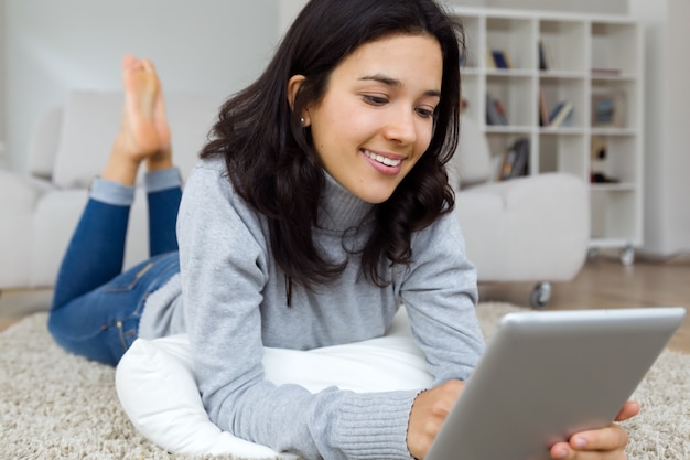 Fille couchée sur le canapé avec tablette