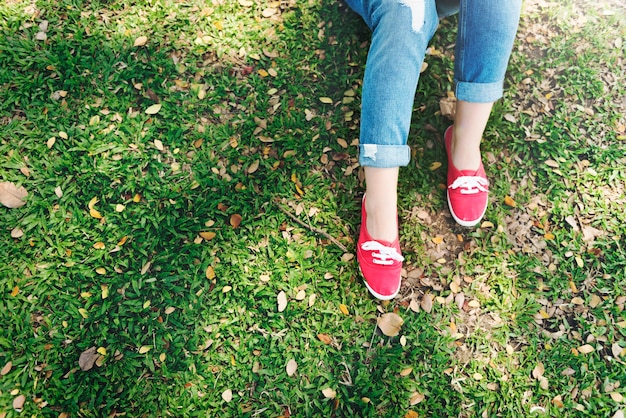 Une fille couchée dans l&#39;herbe