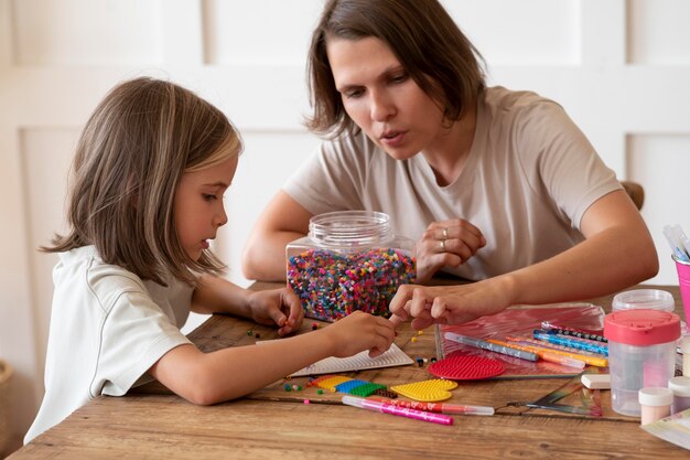 Fille de coup moyen étant créative