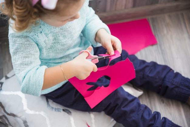 Photo gratuite fille de coupe coupant des lapins