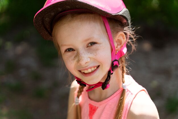 Fille courageuse s'amusant dans un parc d'aventure