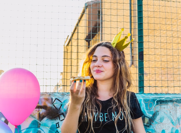 Fille avec couronne tenant une pâtisserie d&#39;anniversaire