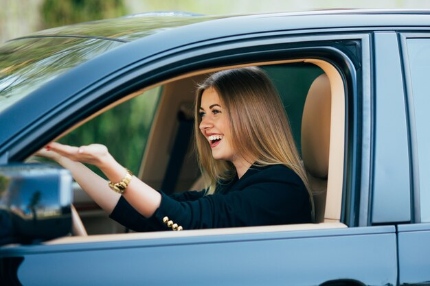 Fille crier sur la route dangereuse dans sa voiture