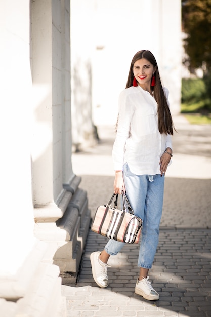 Fille dans une blouse