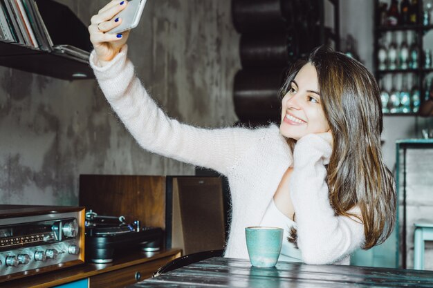 fille dans un café avec un smartphone