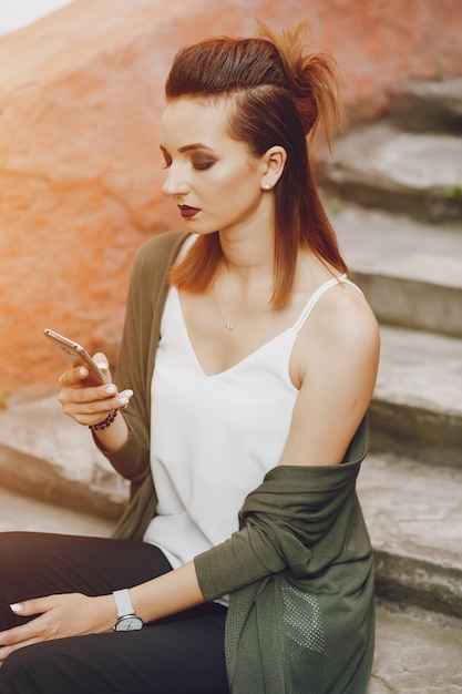 fille dans un escalier