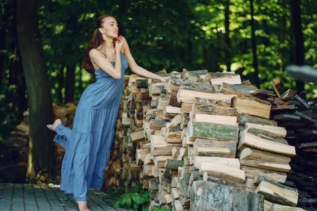 fille dans une forêt