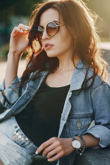 fille dans des lunettes de soleil