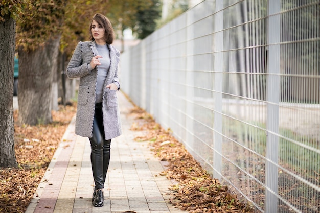 Fille dans un manteau