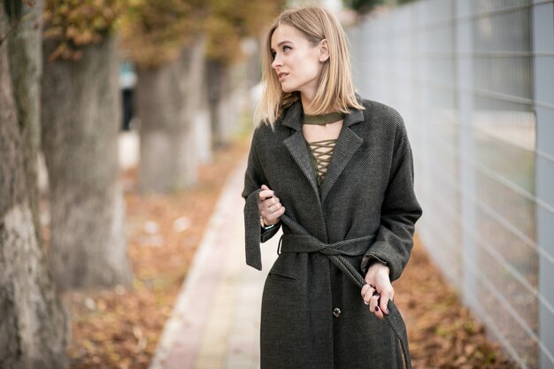 Fille dans un manteau