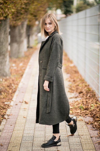 Fille dans un manteau