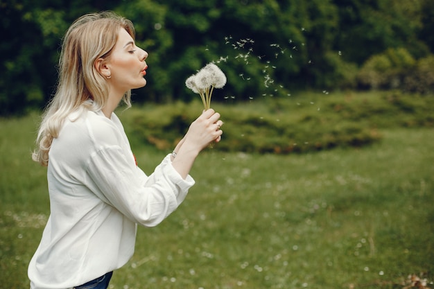 Fille dans un parc