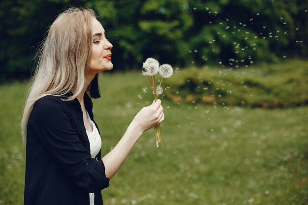 Fille dans un parc