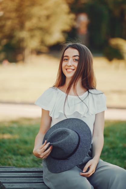 Fille dans un parc