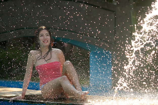 Fille dans la piscine