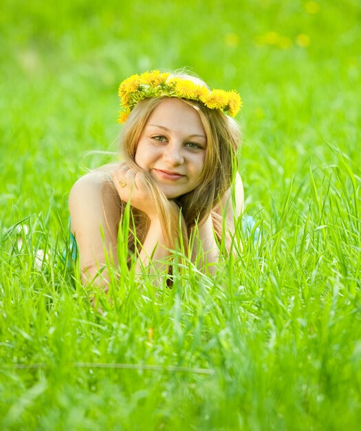 Fille dans la prairie