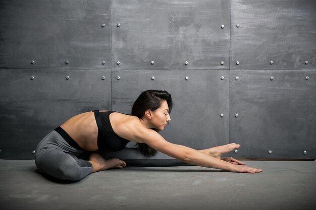 Fille dans la salle de gym faire du yoga